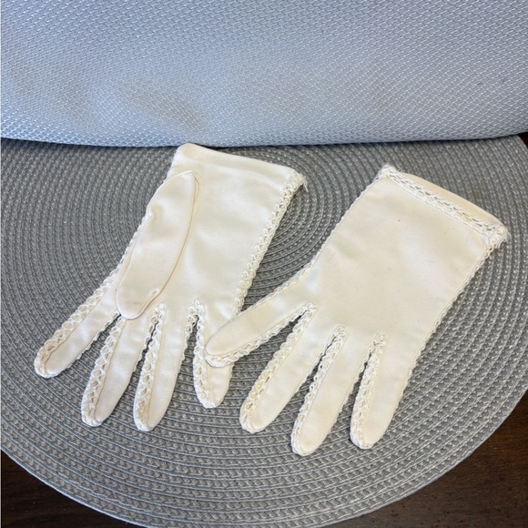 Accessories - Vintage unmarked ivory lace & nylon gloves listed as “fits all”